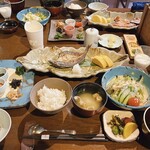 翡翠之庄 - 朝食。新鮮なお野菜のサラダ＆シーザードレッシングが美味しい。鯵の開き。湧水で炊いた地元のお米も最高。