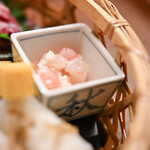 赤坂とゝや魚新 - 《炭籠辨當（すみかごべんたう）》、"北國赤鰕（ほつこくあかえび）"