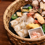 赤坂とゝや魚新 - 《炭籠辨當（すみかごべんたう）》、"粳飯（うるしいひ）"