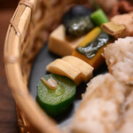 赤坂とゝや魚新 - 《炭籠辨當（すみかごべんたう）》、"菹（にらぎ）"