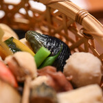 赤坂とゝや魚新 - 《炭籠辨當（すみかごべんたう）》、"茄子（なすび）"