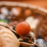 赤坂とゝや魚新 - 《炭籠辨當（すみかごべんたう）》、"蕃茄（あかなす）"＋"黑螺（くろつぶ）"