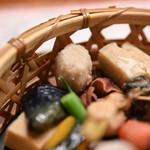 赤坂とゝや魚新 - 《炭籠辨當（すみかごべんたう）》、"芋（さといも）"