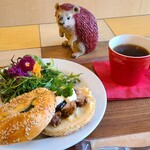 Cafe あかいはりねずみ - モントリオール・ベーグルサンドとHOT珈琲
①チキンケバブとフムスのベーグルサンド
②ハーブリーフのサラダ
お飲み物①HOT珈琲
ベーグルはしっかりと詰まった感じの食感でお腹に貯まる感じ