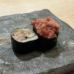 鮨 龍馬 - 2種類のマグロの手巻き-トロたく•脳天-