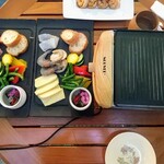オーシャンカフェ - 期間限定のチーズ的なBBQ 肉と二種類あるが右のシーフードがオススメ5,000円