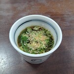 釜あげうどん 長田 in 香の香 - 器に薬味と共につけ汁を入れて準備完了。