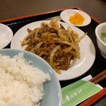 Ganso Kamiyaki Horumosa - 今回のオーダーは牛肉と玉葱の黒胡椒炒め