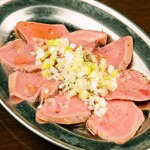 やきとん 大喜利 - 数量限定のタン炙り刺しは人気メニュー！