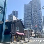 NEW YORK STYLE BRASSERIE SHARES - 川沿いの側道からの一枚。
                        アニメ｢鉄コン筋クリート｣の世界を思い出す。
                        近くには八百屋っぽい食堂もあり、駄菓子屋もある。