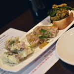 ワインバー バッカス - 前菜３種の盛合せ（１，６００円）『地鶏もも肉のピックル、コラーゲン爆弾！豚足と野菜のテリーヌ、マヨネーズを使わない、いぶりがっこ入りポテトサラダ』２０２４年３月
