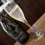 ワインバー バッカス - ヴァレント・ビアンコ・スプマンテ・ブリュット（８００円）２０２４年３月