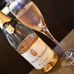 ワインバー バッカス - コンテ・ド・ヌーシャテル・ブリュット・ロゼ（８００円）２０２４年３月