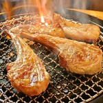 Amiyaki Jingisukan Hitsujinikusakaba Godai - あみやきスタイルで焼き上げたラムチョップはモンゴル岩塩で是非ご賞味ください！