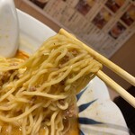 浅草名代らーめん 与ろゐ屋 - 麺は中太麺でゆる〜くウェーブがかってます