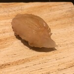 鮓 きずな - 明石のカワハギ　身とシャリの間にたっぷりとカワハギの肝が‼︎ねっとり感が最高！