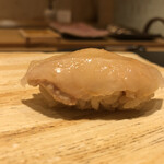 鮓 きずな - 左の方に身とシャリの間から肝がのぞいているのが分かるでしょうか？