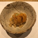 鮓 きずな - 淡路島の紫ウニをシャリに混ぜて手ごね寿司にした上に北海道の馬糞うにを乗せたもの
      