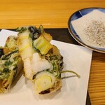 華ぶさ - ⑬平貝貝柱と白葱&三つ葉のかき揚げ
            平貝は愛知県産だったかな？
            白葱のニュルッと食感と甘み、平貝の滋味のある旨み、良いバランスです