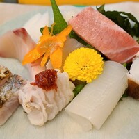 華ぶさ - お造り8種
                ③炙り太刀魚④鱧の焼き霜、梅肉載せ⑤槍烏賊⑥真蛸⑦炙り真穴子⑧鰆⑨石鯛⑩本鮪大トロ 
                炙りもの3種、お魚はどれも鮮度が良く臭みゼロ、下町割烹の良さですね