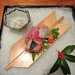 ふぐぶつ焙り　鮪　紅芯大根　穂じそ　水前寺海苔