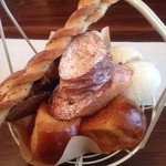 ベーカリーキッチン ラッグルッピ 大手門店 - 籠盛りパン