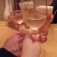 新月 - テーブル席でかんぱ～い：白鳥麗子様と元町の』ダルタニアンさんはビール、ちょい飲み男子さんと私は白ワインで