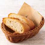 面包 (請和大蒜橄欖油風味一起吃)