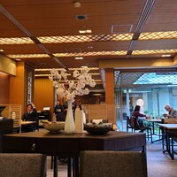 日本料理「雲海」 - 店内はサクラ