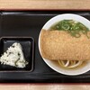 都そば - きつねうどん（440円）
茎わかめとしその実おにぎり（130円）