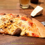 Bar 銀杏庵 - クリスピーピザ 1/3枚  ピザ生地ごく薄のカリカリ N氏お手製のトマトソースがうまし♪