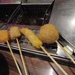 串まる - 串カツ揚げてるところ