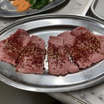 焼肉ジンギスカン つるや - 極上霜降りロース1600円