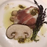 マッシュルーム - ロワール産ホワイトアスパラ ニセコの生ハムと紅花卵のポーチドエッグ添え