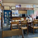 魚吉食堂 - 此方のお店は、相席禁止なのでテーブル席が空いていても待たされます。