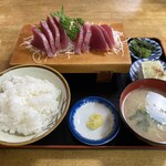 Uoyoshi Shokudou - カツオ刺身定食…配膳されるまで時間がかかったので時間に余裕を持っての訪問をオススメします。