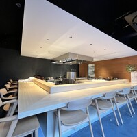 元町 井おか - カウンター9席　