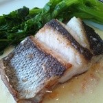 ブラッスリ 風間 - スズキのポアレ　奥のソースも美味しい！
