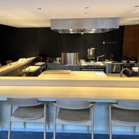 元町 井おか - オープンキッチンスタイルで出来たてを提供します