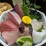 魚鈴 - お造り盛り合わせ(金額不明)、この日は(上から)カツオ、ヒラマサ、マグロ、ブリ、トリ貝、イカ、ヒラメ