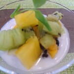 BALInese Restaurant BUNGA LOTUS - 古代米とココナッツのバリソース フルーツ添え アップ