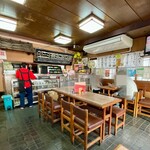 松月 - 雰囲気の良い店内はテーブル席と小上がりもあります