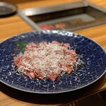 Yakiniku Jinguu - 九州黒毛和牛赤身炙り焼き～たっぷりチーズがけ～