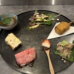 Nose to Tail - 八寸の盛り合わせ-肉味噌のチーズイチゴ添え•トモサンカク牛刺し•らっきょうの酢漬けとジャーマンポテトのオムレツ•シマチョウのレンコン饅頭•クレソンと牛タンのサラダ•熟成肉の串カツ•オカラと牛肉和え-