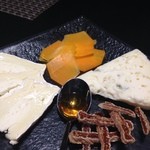 ビストロ アカサカ - チーズ盛り合わせ