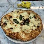 Pizzeria da ciccio - クアトロ・フォルマッジ　1,500円(税込)  ※結構、デカいです