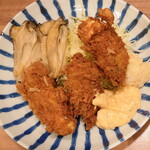 Tonkatsu Odayasu - “カキミックス定食”、お皿の上はには“牡蠣フライ”３個、“バター焼き”３個、“ポテトサラダ”、“千切りキャベツ”、“タルタルソース”、それに“味噌汁”と“ご飯”です。