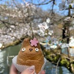 白髭のシュークリーム工房 - 青空トトロシュークリーム日和♪( ´▽｀)
            
            桜の花を身につけたトトロがめちゃ可愛い〜ッ♡(  ´艸`)