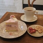 ラプティットシュルプリーズ - ◉桜ショートケーキ／750円税込
                                ◉ホットティー／550円税込
                                ◉はりねずみクッキー
                                ◉ハートのクッキー