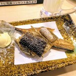 Yataizushi - 魚の骨皮せんべい（￥219）。鮭の皮とアジの骨を揚げて、マヨネーズで